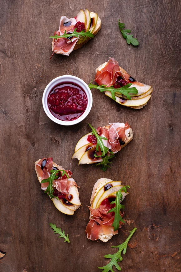 bruschetta so prosciuttom ceresnovym chutney a ricottou agrofarma