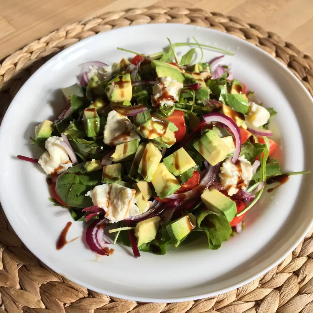 bryndzovo avokadovy salat